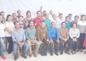 FOTO: TT/Ale FOTO BERSAMA-Atase Imigrasi KBRI Dili, Eben Rifqy Taufan, Fungsi Konsuler, Yulius Mada Kaka, Atase Imigrasi Timor Leste di Bali (Indonesia), Luis Soares Barreto dan Wakil Direktur Jenderal Imigrasi Timor Leste, Roberto Pereira, foto bersama Kelompok Kerukunan Masyarakat Flobamora, usai kegiatan sosialisasi di Restoran Sylvia Dili, Kompleks Shopping Center Kolmera Dili, akhir Oktober 2019.