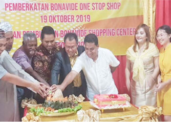 FOTO: TT/Ale KOA KECK- Reprezentante KBRI Dili, Yulius Mada Kaka (Fungsi Konsuler) hamutuk ho Xefe Suku Fatu Hada, Marcelino Soares, Padre Nivio, Koordenador Negosiante WNI, Andi Rusdi, nain ba Bonavide Shopping Center ka Bonavide One Stop Shop, Vincent Tjungriady no Lily Ivan Ching, koa keck hodi hahu loke Bonavide Shopping Center iha Fatu Hada foin lalais nee.