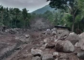 DI TANGGA ITU… MAUT BERHENTI MENGGAPAI JIWA KAMI