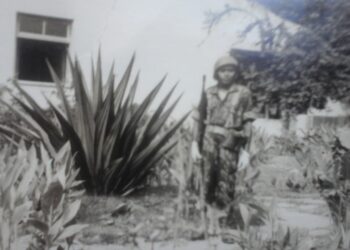 A Beautiful Woman Attracts the Attention of Black Soldiers from Angola